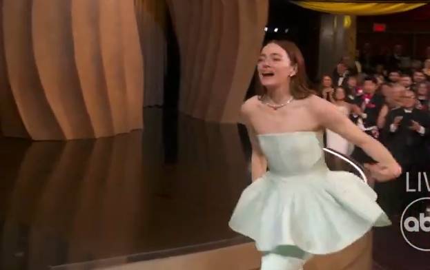 Emma Stone'un elbisesi Oscar ödül gecesinde patladı. Başına gelen pişmiş tavuğun başına gelmedi 6